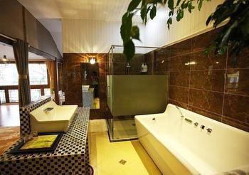 Nobles Living Castle Hotel Lijiang  Bagian luar foto