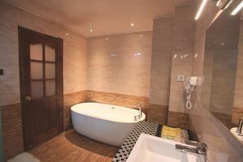 Nobles Living Castle Hotel Lijiang  Bagian luar foto