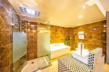 Nobles Living Castle Hotel Lijiang  Bagian luar foto